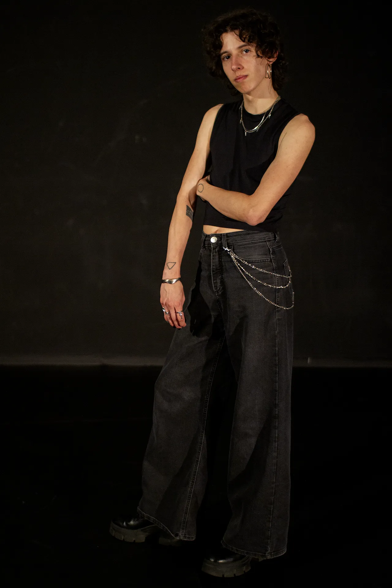Full-length portrait of Vito Oliveira Azevedo